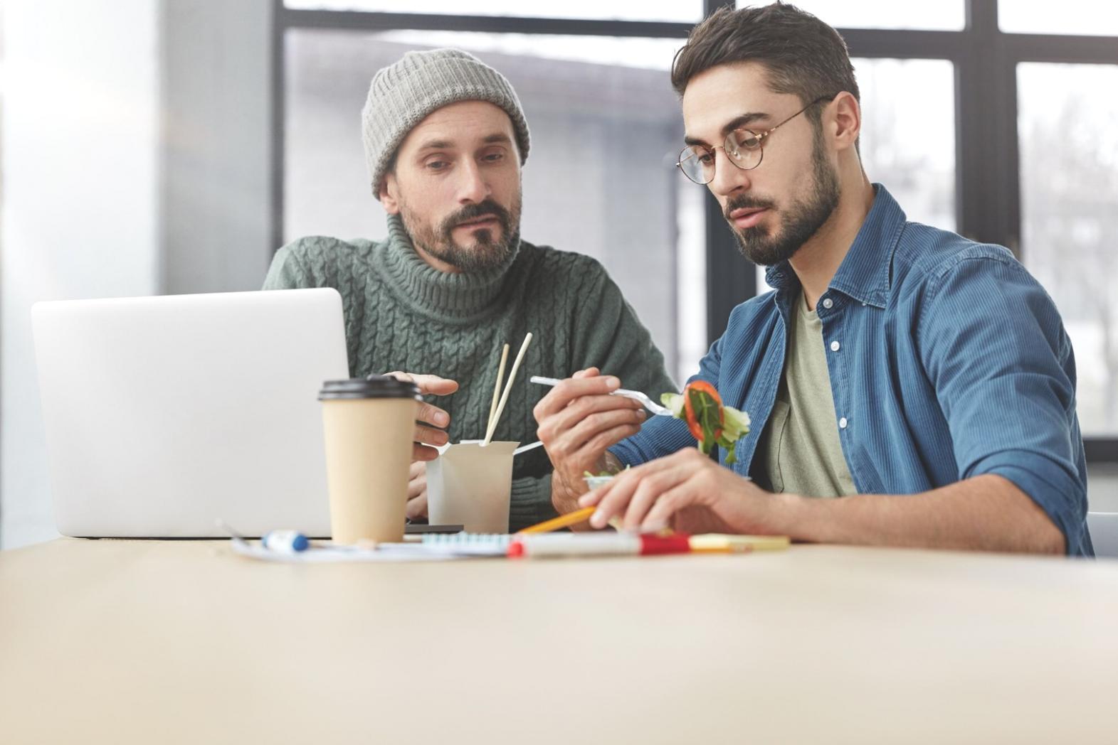 Espace de travail moderne avec écrans financiers et analyses de tendances